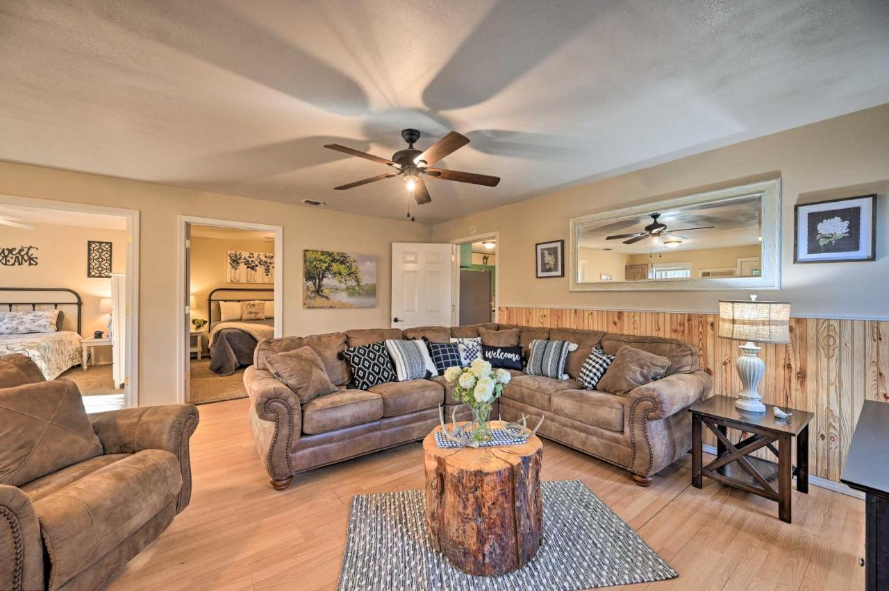 Pet Friendly Shady Oaks Cabin in Broken Bow Buitenkant foto