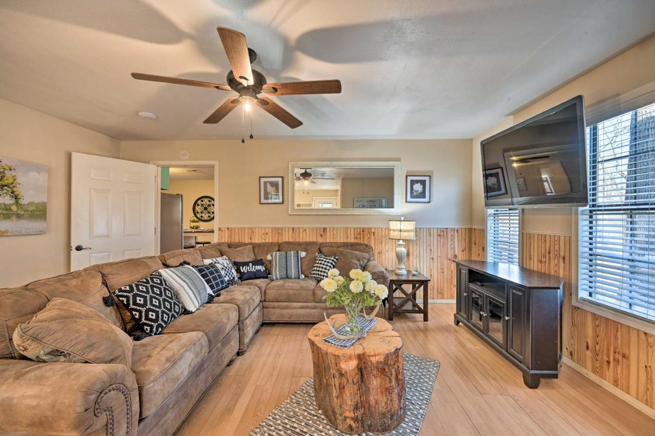 Pet Friendly Shady Oaks Cabin in Broken Bow Buitenkant foto